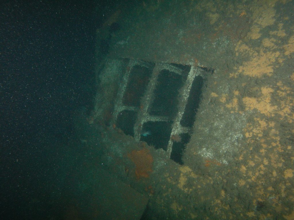 U869 Hull plates falling off the starboard side ballast tanks. 1024x768