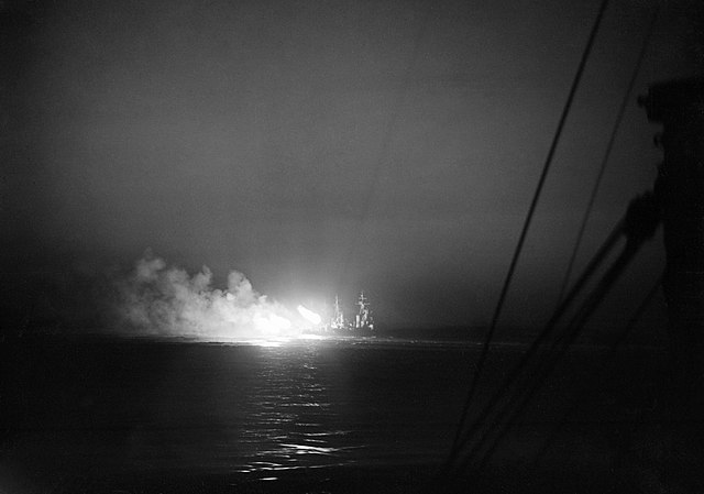 STORIA MARINA UK ITALIANA MEZZO AGOSTO 640px HMS DIDO firing at night against Italian torpedo boats of Cape Bon Tunisia 13 August 1942. A11247